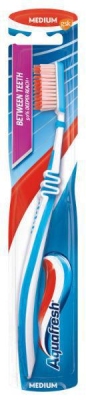 Foto van Aquafresh tandenborstel between teeth medium 1st via drogist